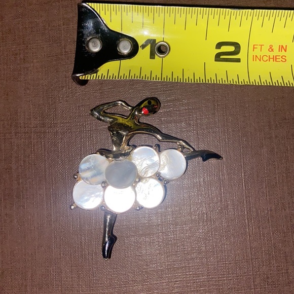 Vintage brooch/pin ballerina mother of pearl gold tone - Picture 10 of 12